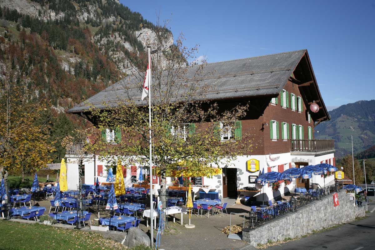 Das traditionelle Waldhaus mit Sonnenterrasse im Sommer